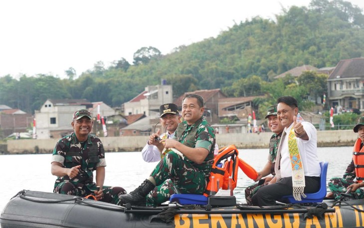 Kasad Jenderal TNI Maruli Simanjuntak di Situ Bagendit, Kabupaten Garut, Selasa (12/8)