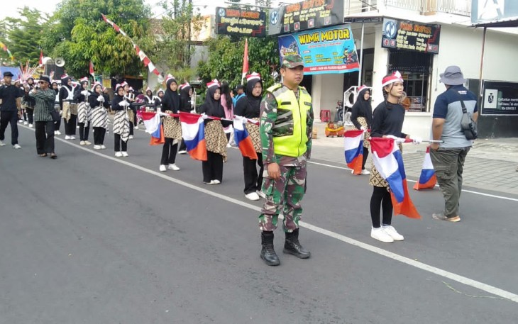 Babinsa Koramil Widodaren Amankan Pawai Budaya HUT Kemerdekaan RI Ke 80
