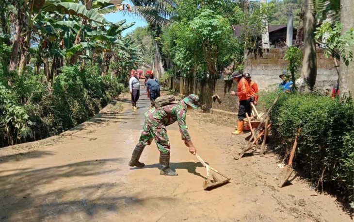 Kerja bakti bersihkan lumpur di wilayah desa binaan 