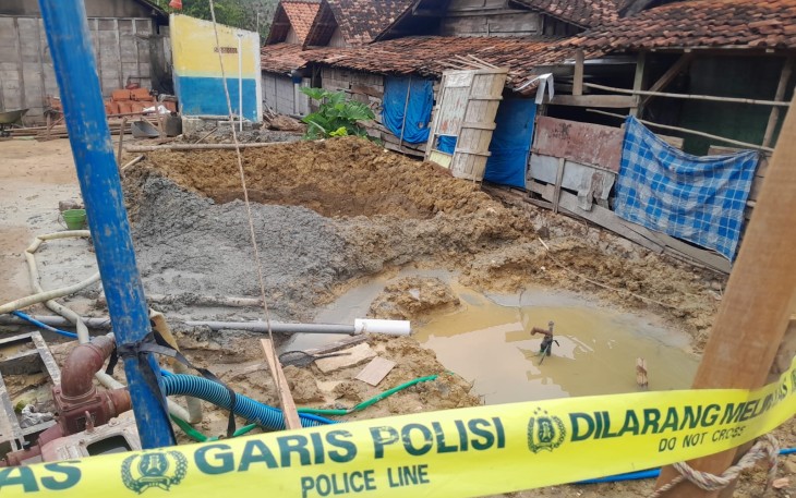 Salah satu sumur minyak illegal di Desa Gandu yang di garis polisi paska kebakaran sumur minyak yang merenggut nyawa 4 orang warga