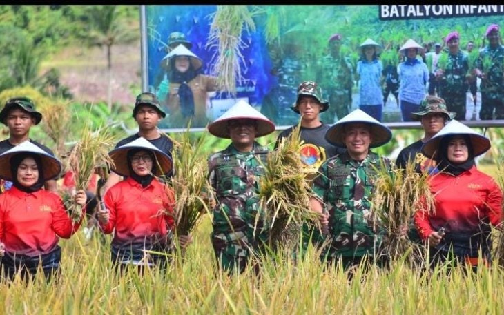 Danbrigif 4 Marinir Kolonel (Mar) Supriadi Tarigan saat panen raya padi di lahan ketahan pangan Yonif 9 Marinir, Jum'at (22/8)