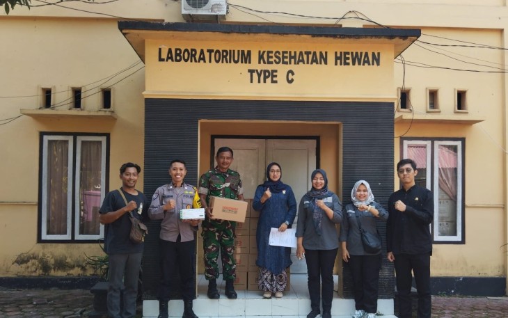 Babinsa dan Bhabinkamtibmas Kawal Bantuan Obat Ternak Pemprov Jatim di Trenggalek