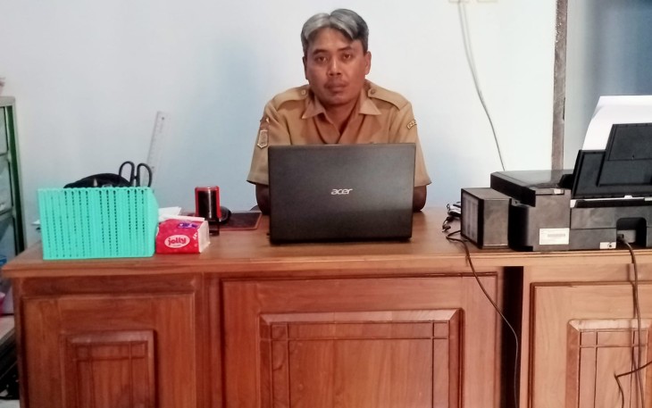 Sekretaris Desa Rejosari, Yuyus Adi Susanto, saat ditemui di ruang kerjanya, Senin (25/8/2025)