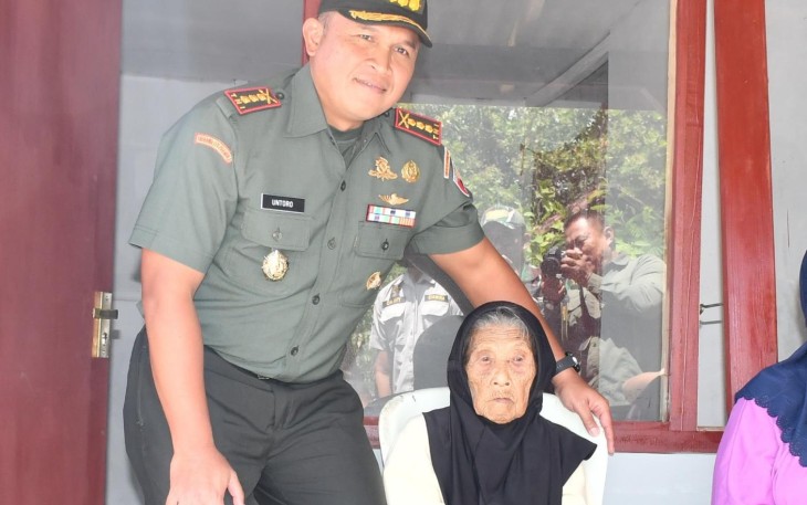 Danrem 081/DSJ Kolonel Arm Untoro Hariyanto bersama mbah Semi di Kabupaten Ponorogo, Selasa (26/8)