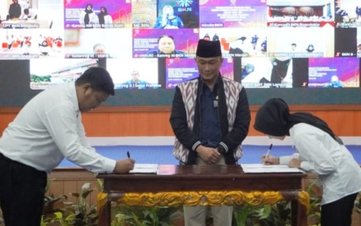 Kepala BKN, Prof. Zudan dan 115 PPPK yang mengikuti seleksi pada formasi tahun anggaran 2024 di lingkup BKN menandatangani perjanjian kerja