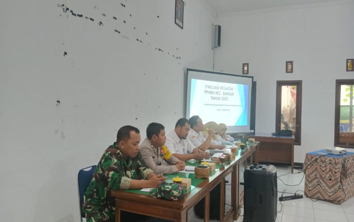 Serma Hadi mewakili Danramil 05/Bandar mengikuti rapat realisasi PHBN di wilayah desa binaan 