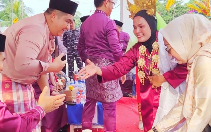 Bupati Bintan Roby Kurniawan SPWK saat menerima paket Bingkisan dari Suka Minangkabau