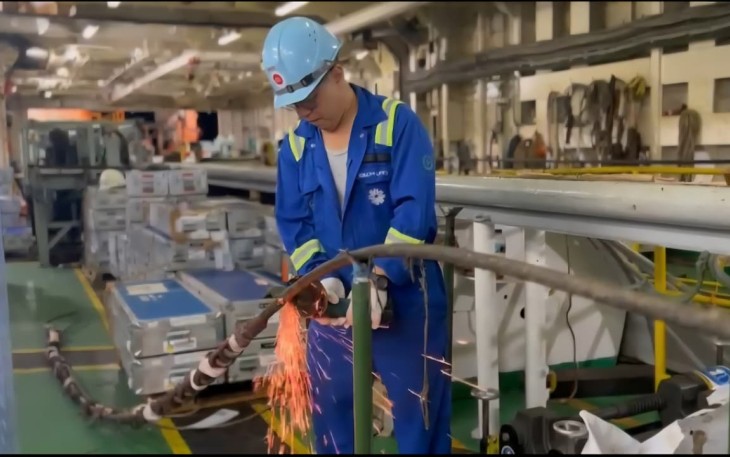 Tim teknis tengah melakukan proses penyambungan dan pemulihan tahap pertama Sistem Komunikasi Kabel Laut (SKKL) Sulawesi–Maluku–Papua Cable System (SMPCS) pada ruas Timika–Merauke