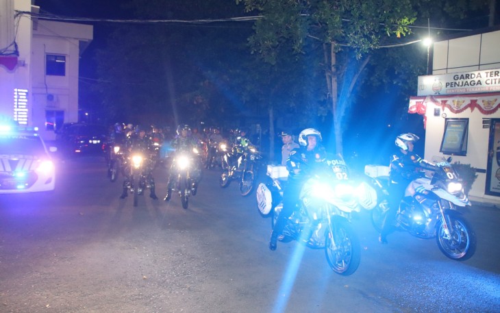 Petugas gabungan TNI-Polri di Kabupaten Karanganyar melakukan patroli skala besar pada Minggu (31/8/2025) malam