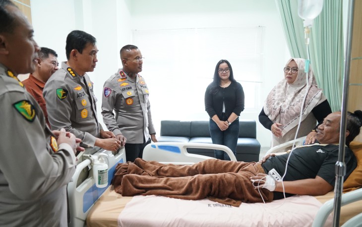 Waka Polda Jateng Beri Dukungan Moril Pada Lima Personel Yang Dirawat Usai Tangani Kerusuhan di Semarang