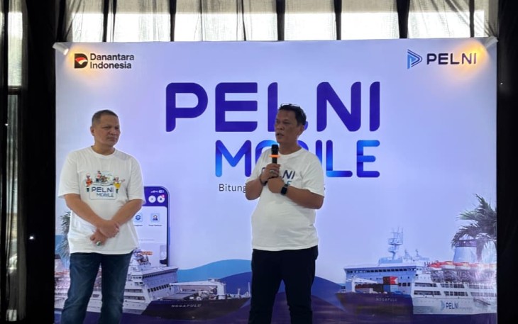 Kepala Cabang Pelni Bitung saat memberikan sosialisasi kepada para penumpang dan masyarakat di pelabuhan samudera Bitung