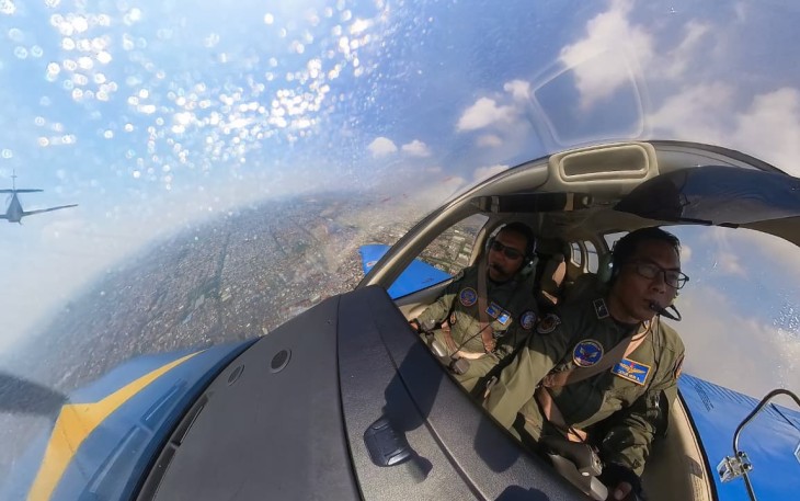 Wakil Komandan Pusat Penerbangan TNI Angkatan Laut (Wadan Puspenerbal), Laksma TNI Catur Nur Ardiantoro, kembali menunjukkan kepiawaiannya sebagai penerbang. Ia melaksanakan rekualifikasi dengan menerbangkan pesawat latih Beechcraft G-36 Bonanza di atas Selat Madura pada Kamis (4/9/2025)
