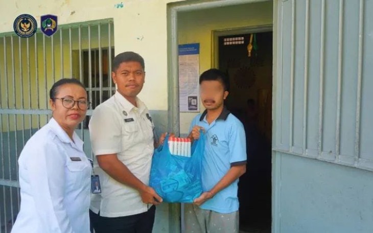 Pembagian perlengkapan mandi di Rutan Pangkalan Brandan, Rabu (3/9)