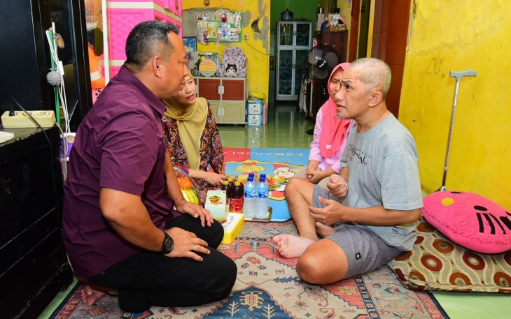 Pangkolinlamil dan Ketua Gabungan Jalasenastri Tunjukkan Kepedulian Kunjungi yang Sedang Sakit