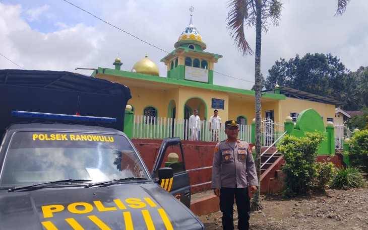 Kapolsek Ranowulu Iptu Teguh Pambudi saat melaksanakan pengamanan di salah satu masjid yang sedang memperingati Maulid Nabi Muhammad Saw sesuai arahan Kapolres Bitung, AKBP Albert Zai
