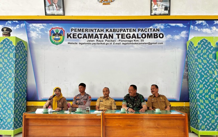 Danramil 0801/04 Tegalombo Kapten Inf Agus Eko Setiono bersama Forum Komunikasi Pimpinan Kecamatan (Forkopimcam) Donorojo menghadiri rapat kegiatan evaluasi dan pembubaran Panitia PHBN HUT RI ke-80 tahun 2025 Kecamatan Tegalombo