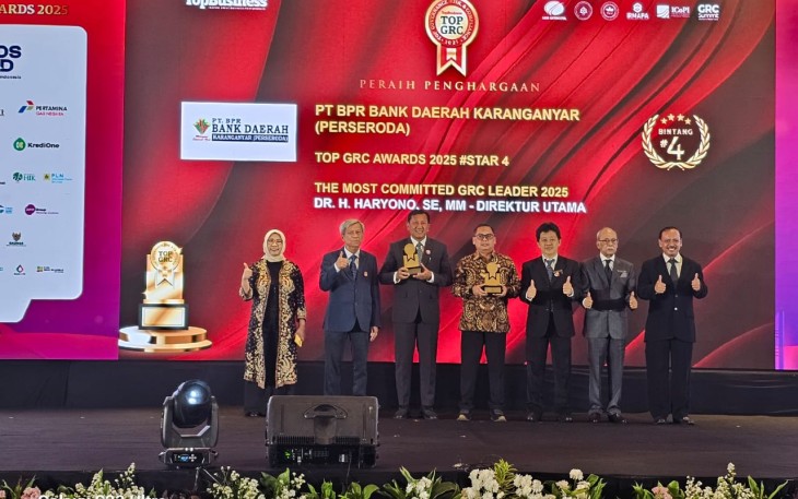 Penganugerahan Top GRC Awards 2025 kepada PT BPR Bank Daerah Karanganyar (BDK), dan The Most Committed GRC Leader 2025 kepada Direktur Utama BDK, Haryono, di Hotel Rafles Jakarta, Senin (8/9/2025)