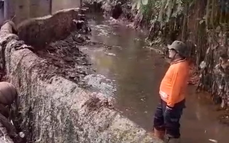 Imam Musanto terjun langsung membersihkan sungai