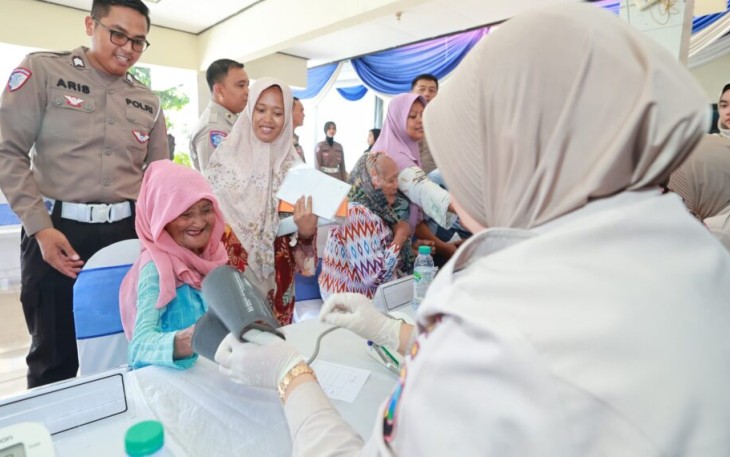 Dirlantas Polda Jatim Kombes Pol Iwan Saktiadi meninjau kegiatan bakti kesehatan, Rabu (10/9)