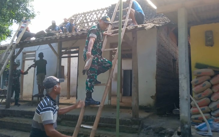 Anggota Kodim Ponorogo Bantu Kerja Bakti Bedah Rumah Milik Keluarga Prasejahtera