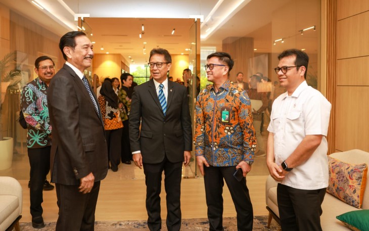 Penandatanganan Keputusan Bersama tentang Penyelenggaraan Perizinan Tenaga Medis dan Tenaga Kesehatan di Kabupaten/Kota melalui Mal Pelayanan Publik Digital Nasional, di Jakarta, Selasa (9/9)