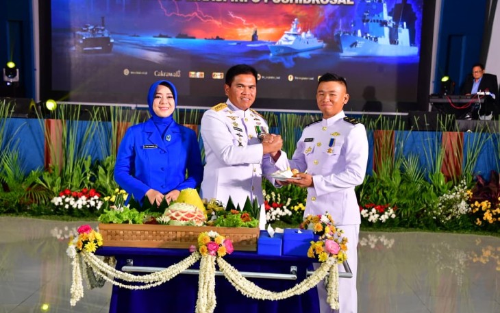 Kasal Laksamana TNI Muhammad Ali memberikan nasi tumpeng hari jadi ke 80 TNI AL di Jakarta, Rabu (10/9)