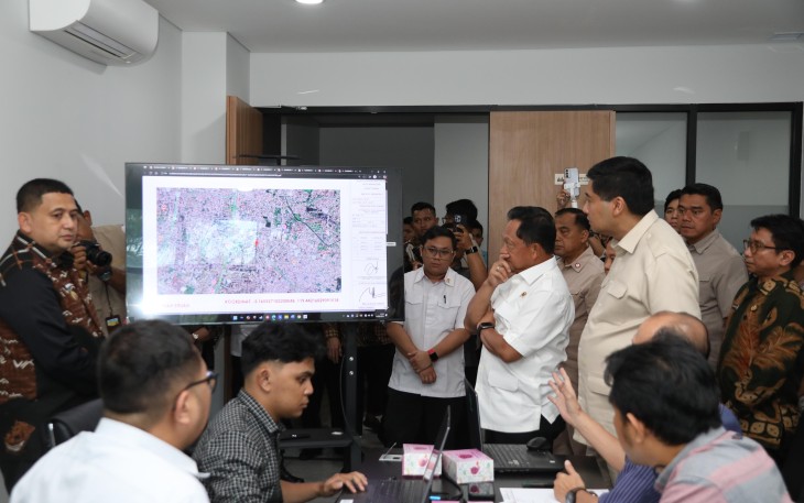 Menteri Dalam Negeri (Mendagri) Muhammad Tito Karnavian bersama Menteri Perumahan dan Kawasan Permukiman (PKP) Maruarar Sirait meninjau langsung Mal Pelayanan Publik (MPP) Kota Makassar, Sulawesi Selatan, Kamis (11/9/2025)