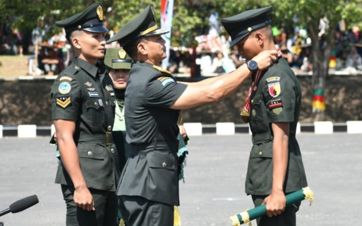 Danrem 081/DSJ Kolonel Arm Untoro Hariyanto memberikan ucapan selamat kepada para mantan prajurit siswa Pendidikan Pertama Tamtama (Dikmata) TNI AD Gelombang II TA 2025 