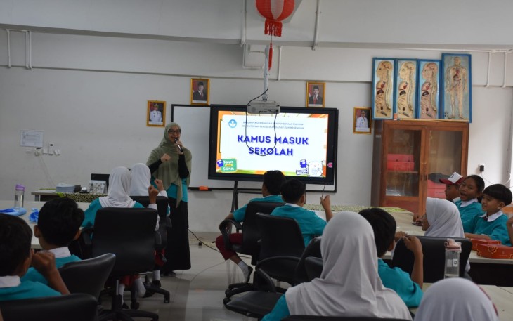 Bangun Minat Kebahasaan dan Kesastraan Generasi Muda melalui Kamus Masuk Sekolah dan Bineka Keliling