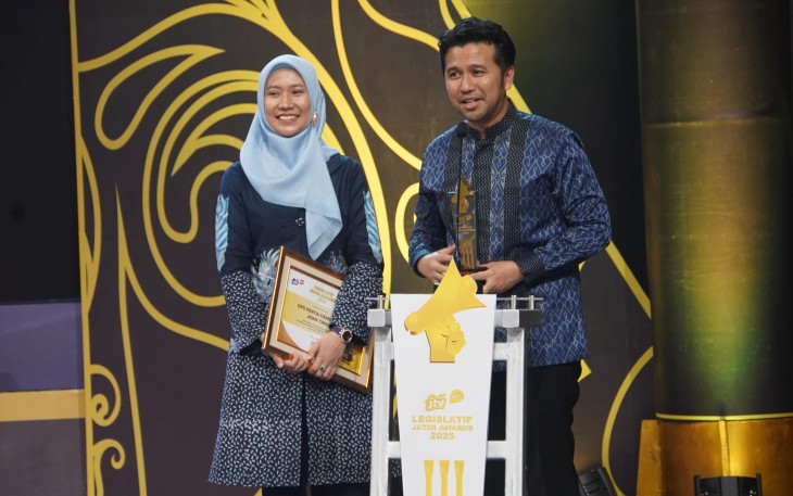 Ketua Demokrat Jatim Emil Elestianto Dardak di dampingi kader Partai Demokrat yang juga Wakil Ketua DPRD Jatim Sri Wahyuni, Selasa (16/09/25)