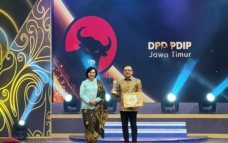 Dua Kader PDI Perjuangan Jatim Raih Penghargaan Legislator Terbaik