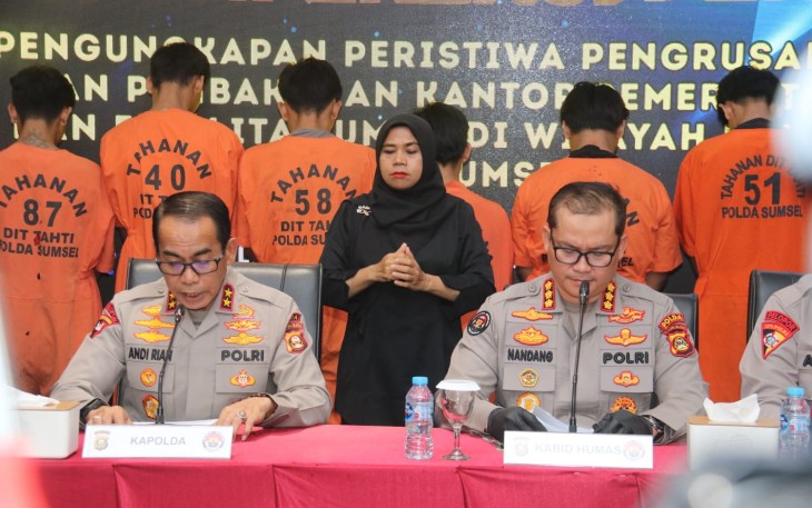 Kapolda Sumsel Irjen Pol Andi Rian R Djajadi saat memberikan keterangan pers, Kamis (18/9)
