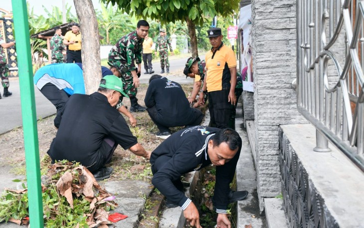 Korem 081/DSJ Bersihkan Masjid dan Bantu Warga