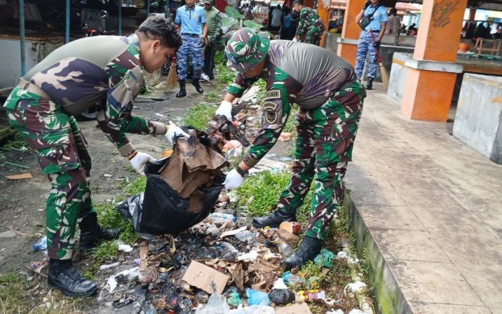 Kodim 1710/Mimika bersama Satuan TNI-Polri dan Komponen Masyarakat Gelar Kegiatan Karya Bakti Pembersihan Lingkungan Pasar