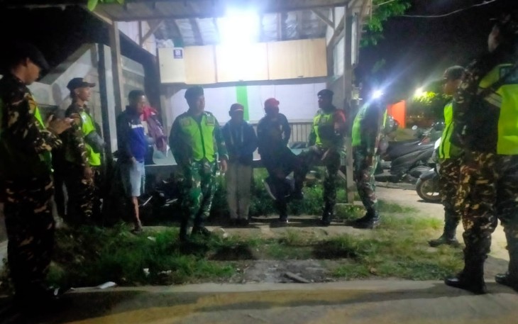 Patroli Gabungan TNI dan Banser di Dolopo