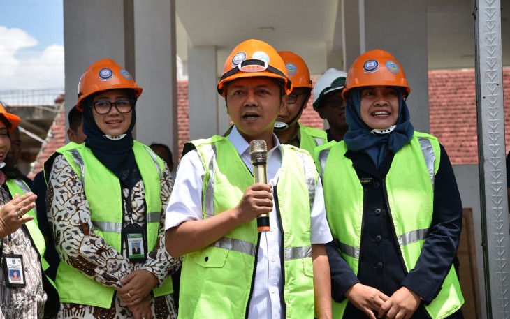 Wamendikdasmen Fajar Tinjau Revitalisasi SMK Farmasi Sekesal Hang Tuah Surabaya