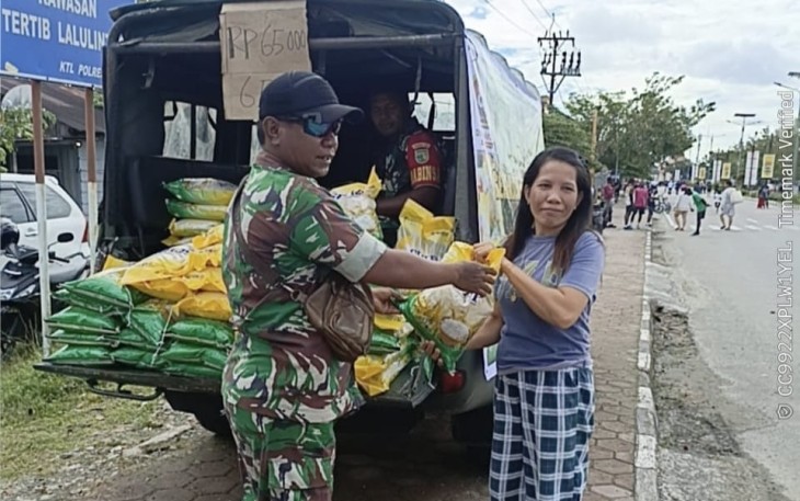Jaga Stabilitas Harga Beras Kodim 1710/Mimika Kolaborasi Dengan Perum Bulog Terus Gelar Gerakan Pangan Murah Kepada Warga Timika