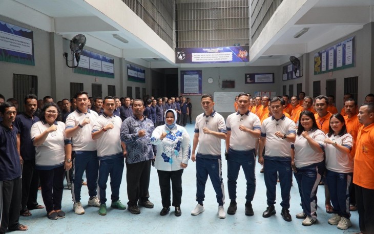 Direktur Perawatan Kesehatan dan Rehabilitasi Ditjen PAS Dr Adhayani foto bersama jajaran Rutan Kelas I Medan, Sabtu (20/9)