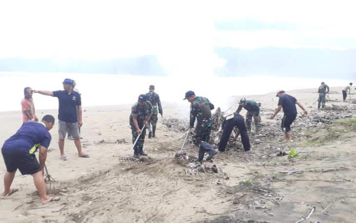 Aksi prajurit Kodim Trenggalek bersihkan sampah di pinggir pantai