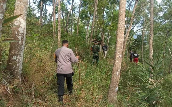 Penyisiran dalam pencarian pelaku penganiayaan warga dusun Drono, Kabupaten Pacitan, Senin (22/9