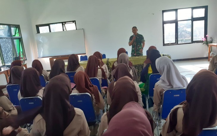 TNI Tanamkan Cinta Tanah Air kepada Pramuka SMK Assalam Durenan