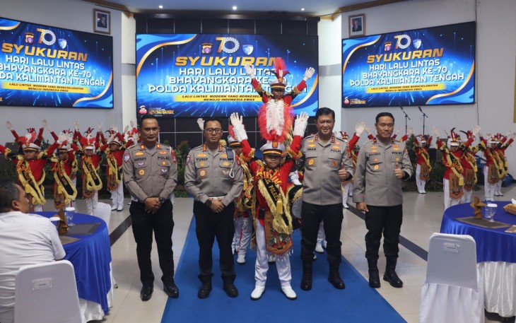 Direktorat Lalu Lintas (Ditlantas) Polda Kalimantan Tengah menggelar acara syukuran dalam rangka Hari Lalu Lintas Bhayangkara ke-70, yang dilaksanakan di Graha Bhayangkara Mapolda Setempat, Senin (22/9/2025)