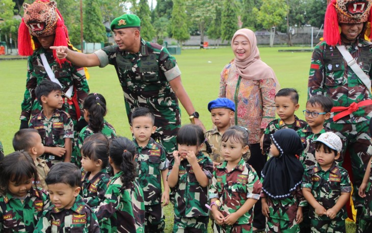 Foto Danyon 713 bersama para siswa