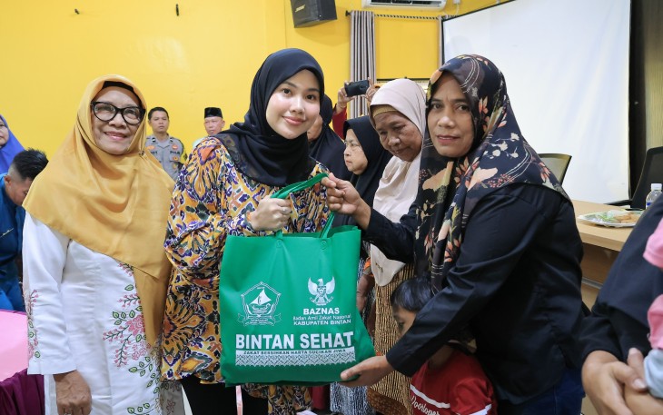 Ketua TP PKK Bintang Hafizha saat pendistribusian bantuan sosial bersama BAZNAS Bintan, Rabu (24/09) di Aula Kantor Kecamatan Gunung Kijang