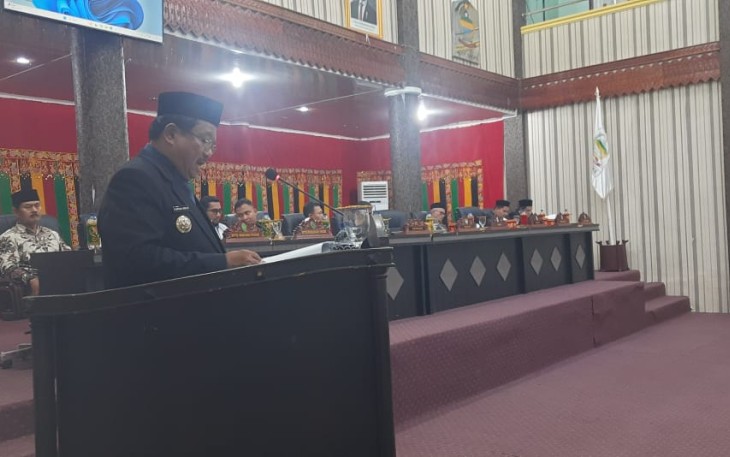 Bupati Aceh Singkil, H.Safriadi Oyon, SH, saat menyampaikan nota pengantar rancangan perubahan Kebijakan Umum Anggaran (KUA) dan Prioritas Plafon Anggaran Sementara (PPAS) 2025 dalam rapat paripurna DPRK, Senin, (22/9/2025) 