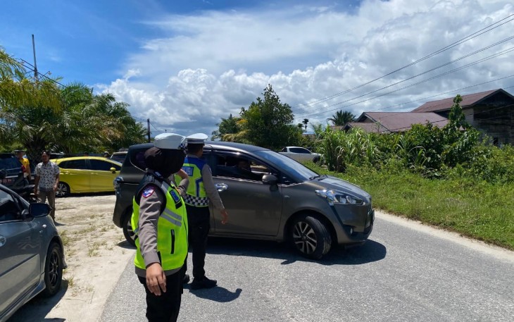 Polwan Polres Aceh Singkil Jaga Keamanan Mako Saat Sholat Jumat