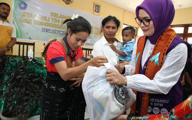 Staf Ahli Tim Penggerak Pemberdayaan dan Kesejahteraan Keluarga (TP PKK) Pusat Yane Bima Arya menggaungkan semangat Indonesia Emas 2045 saat berkunjung ke Pos Pelayanan Terpadu (Posyandu) Desa Libunio, Kecamatan Soa, Kabupaten Ngada, Nusa Tenggara Timur (NTT), Sabtu (27/9/2025)