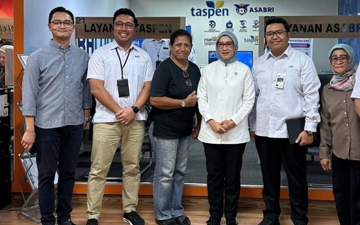 MenPANRB Rini Widyantini foto bersama jajaran PT TASPEN Kantor Cabang Jakarta I di MPP Jakarta 