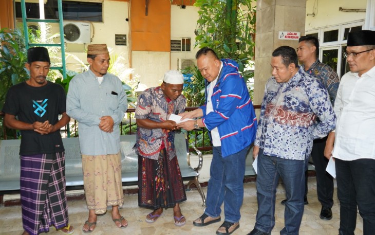 Duet Sekretaris dan Bendahara Demokrat Jatim Jenguk Santri Korban Al Khoziny Am bruk di RS Delta Surya