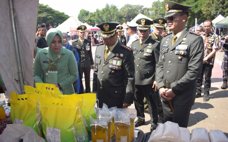 Danrem 083/Bdj Kolonel Inf Kohir menyambangi stand UMKM